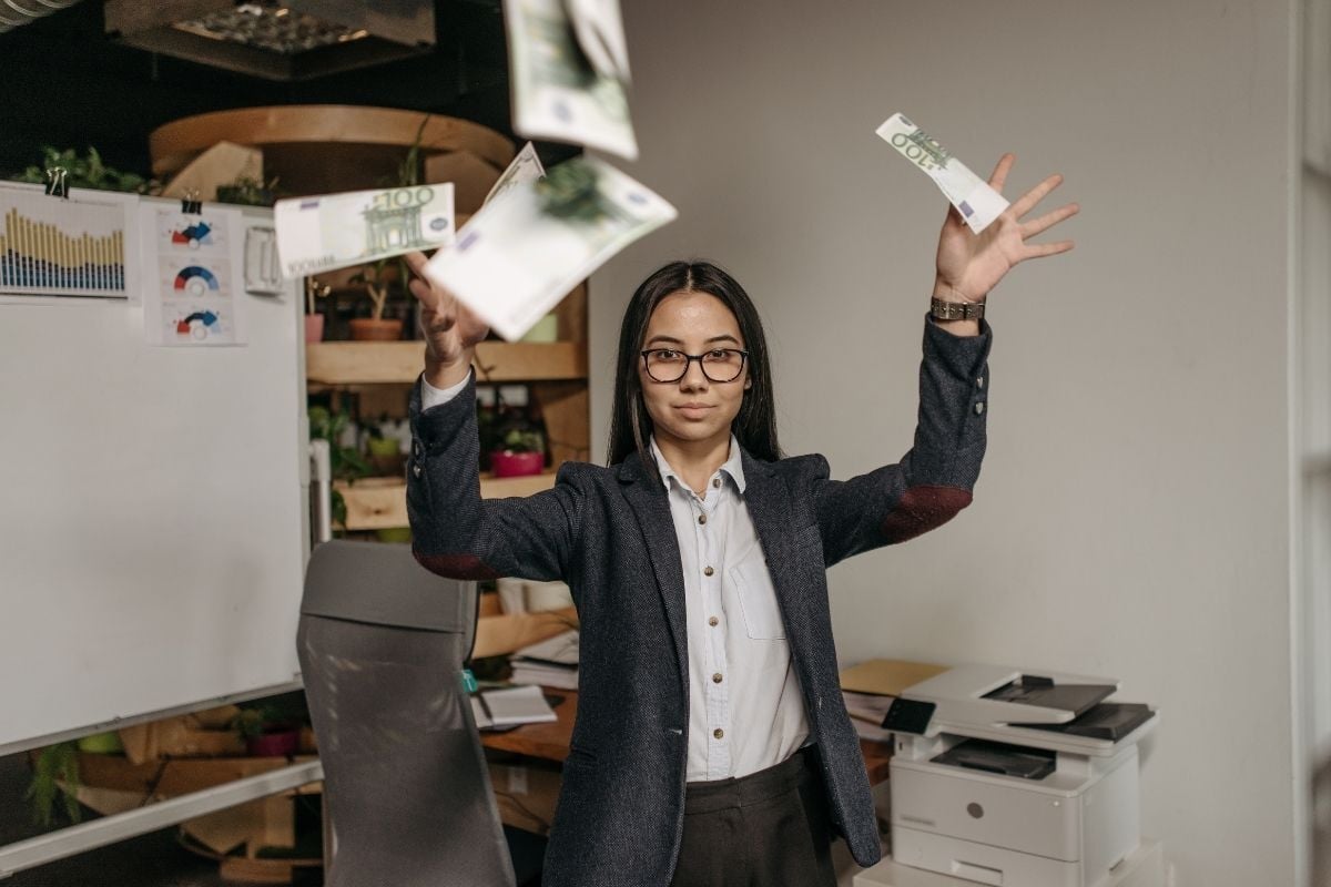 Jonge onderneemster met geld