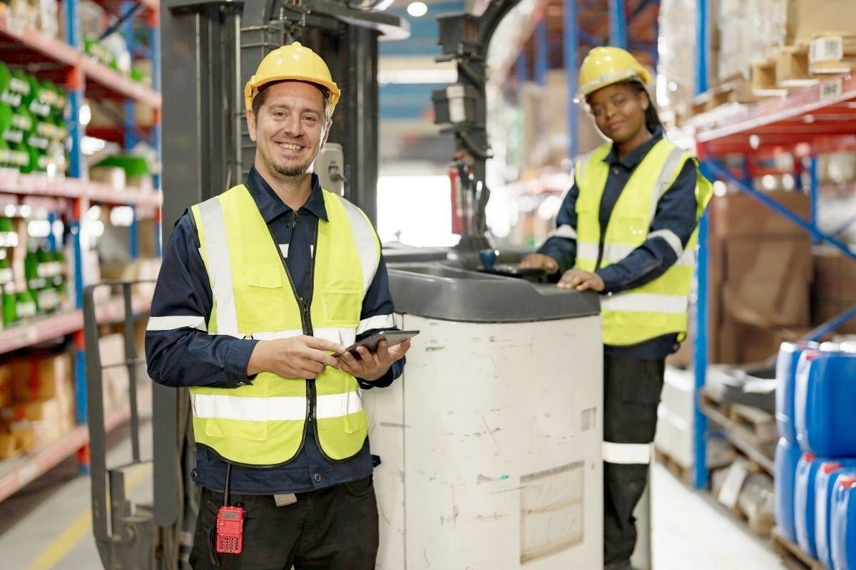 Ondernemers in magazijn met ingekochte goederen