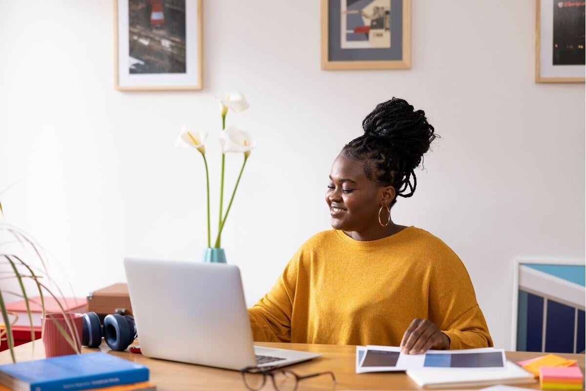 Vrouwelijke ondernemer die haar eigen website bijhoudt
