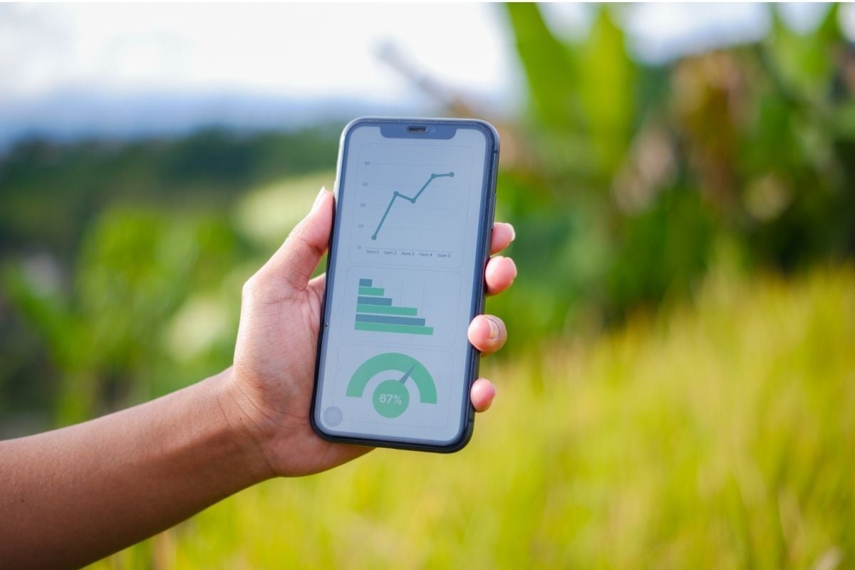 Zzp'er bekijkt financieel dashboard in boekhoudprogramma