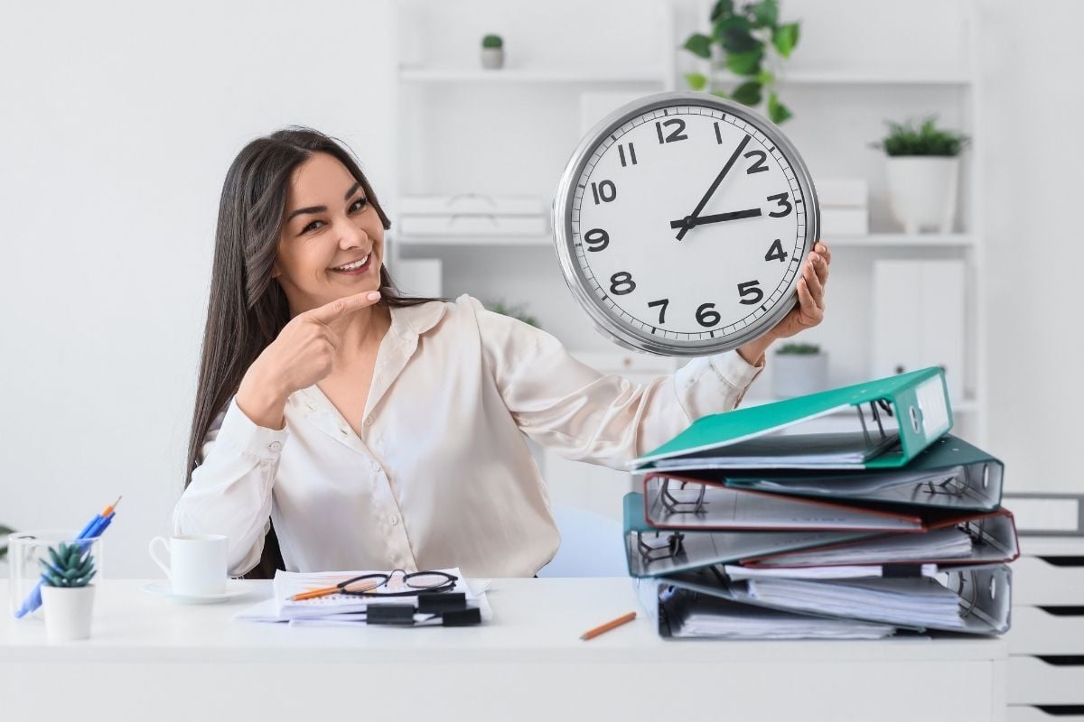 Zzp'er start aan administratie met klok in haar hand