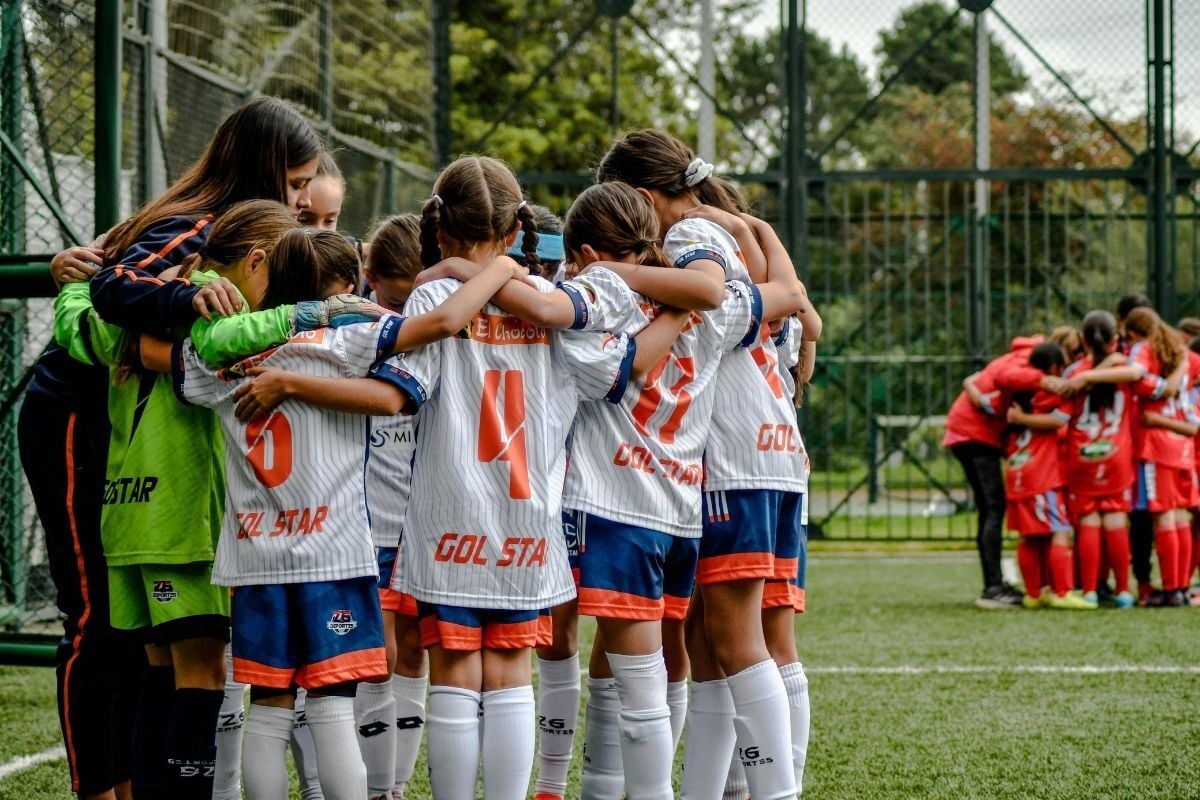 Meisjes voetbalteam met sponsoring door zzp'er