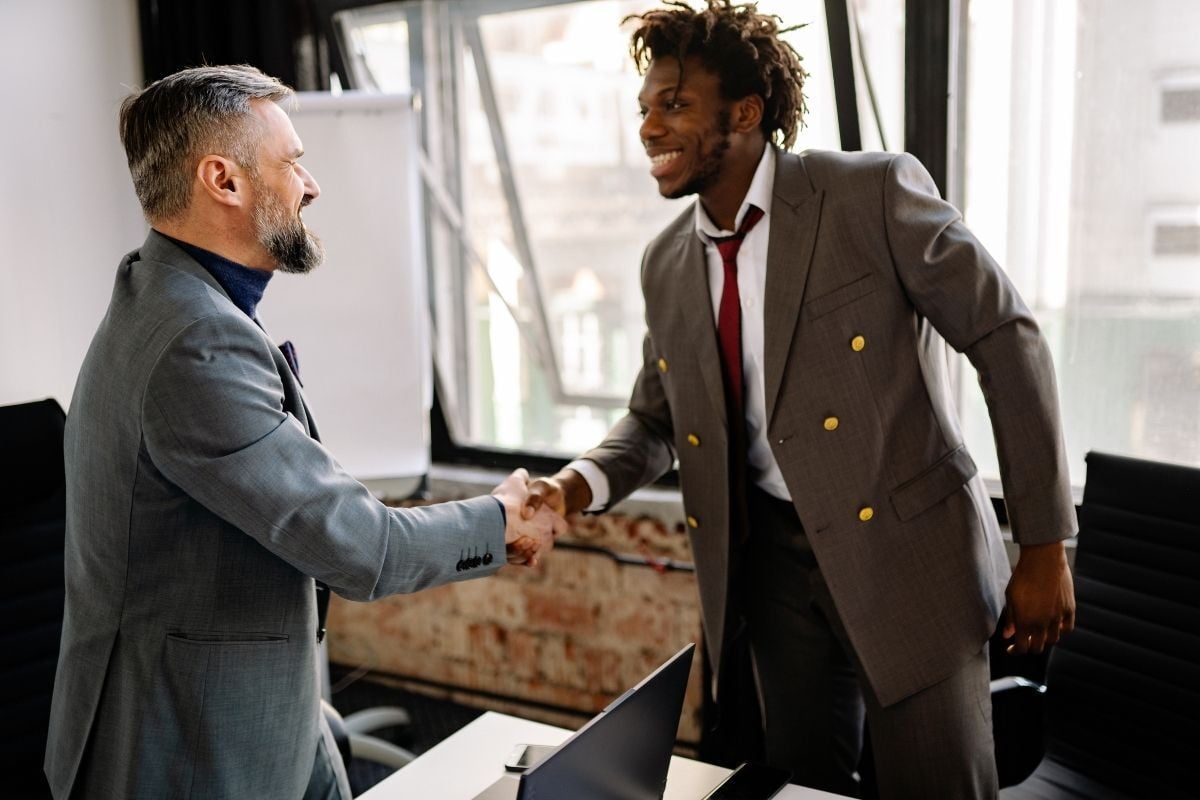 Zzp'er schudt hand businesscoach
