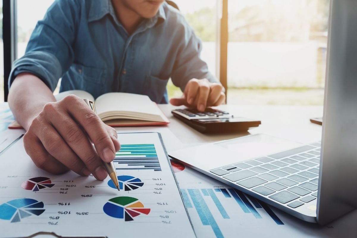 Mannelijke zzp'er maakt begroting voor eerste jaar als ondernemer