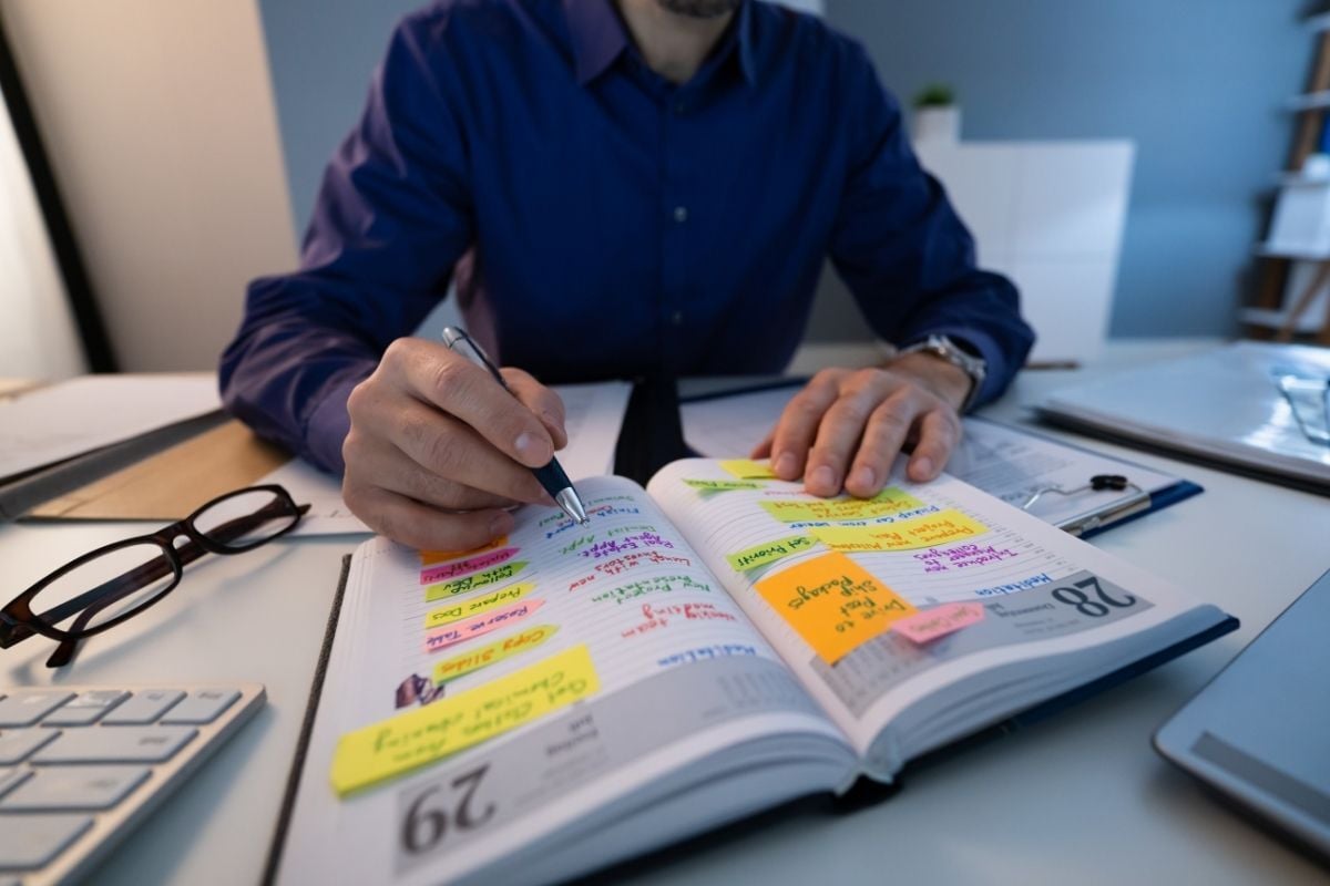 Ondernemer houdt agenda bij voor urenregistratie urencriterium Belastingdienst