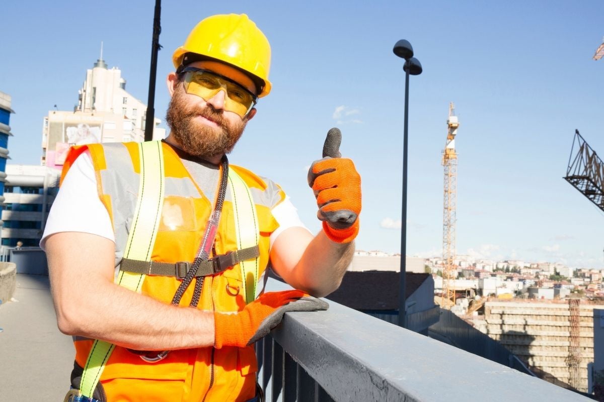 Ondernemer in de bouw die blij is met zijn belastingvoordeel
