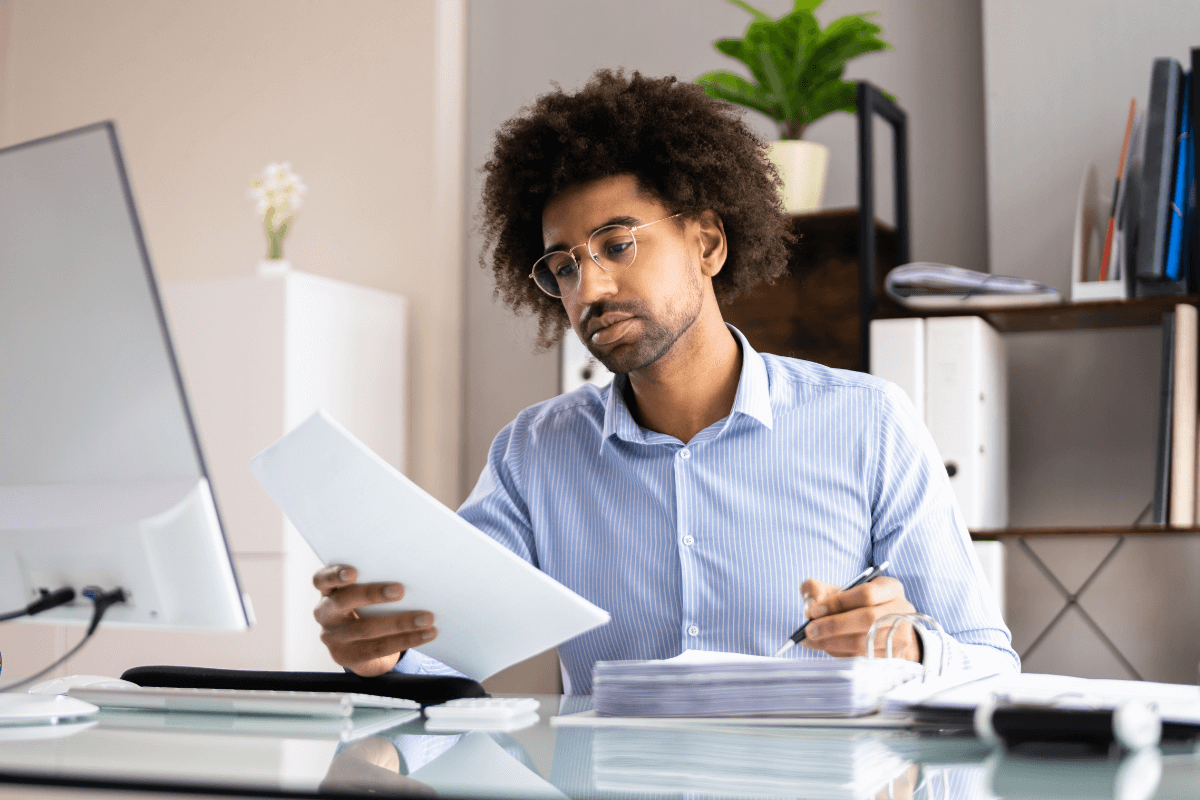 Ondernemer achter zijn bureau
