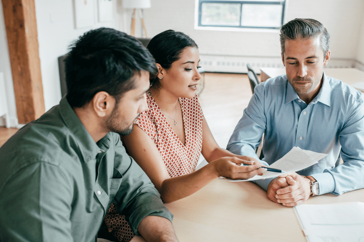 Belastingadviseur om tafel met ondernemers