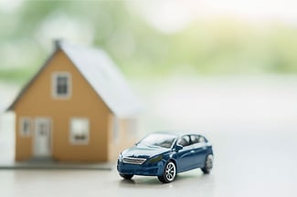 Auto bij een huis
