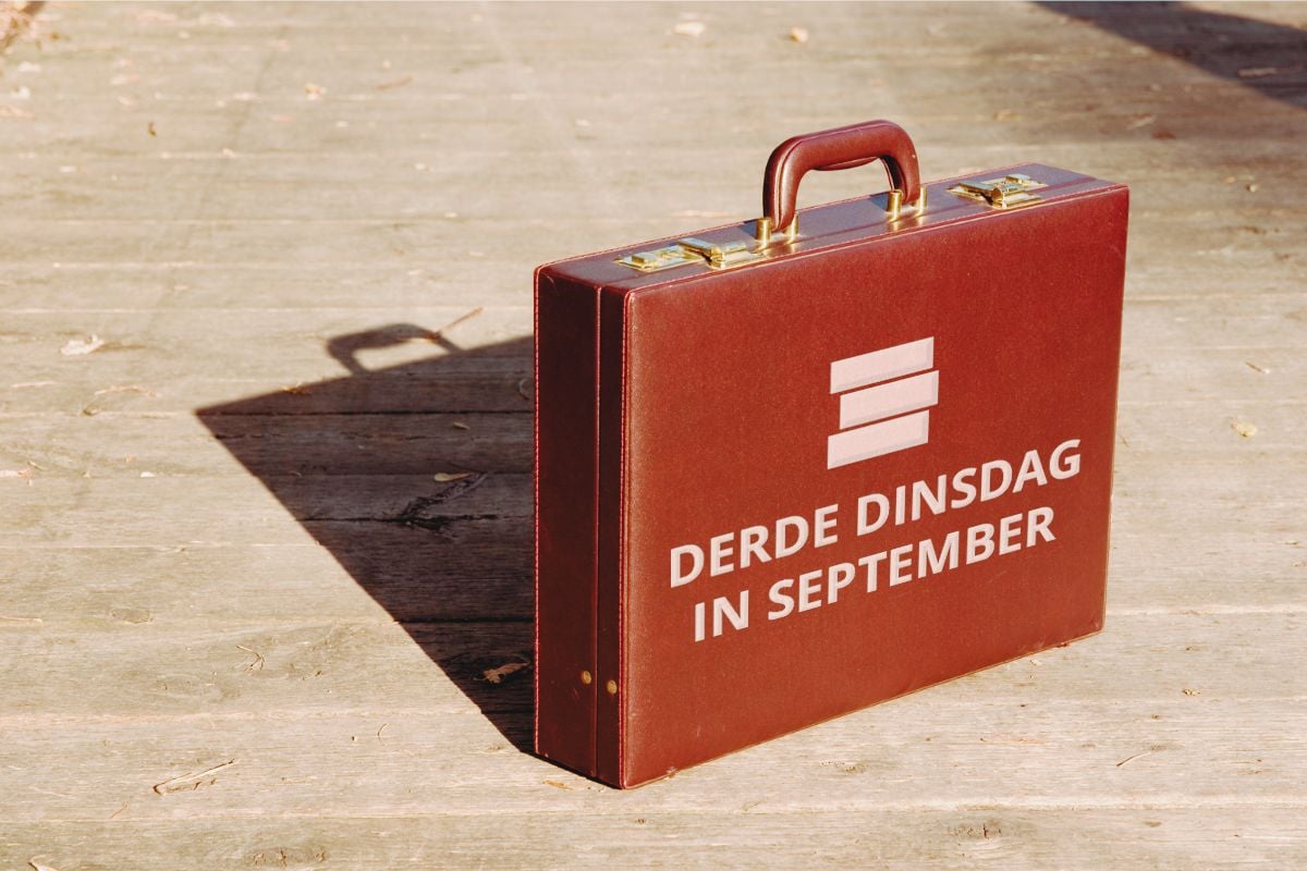 Bruine koffer met logo van Rompslomp en de tekst 