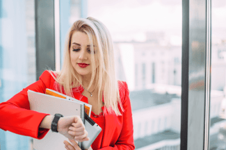 Vrouw die kijkt hoe laat het is