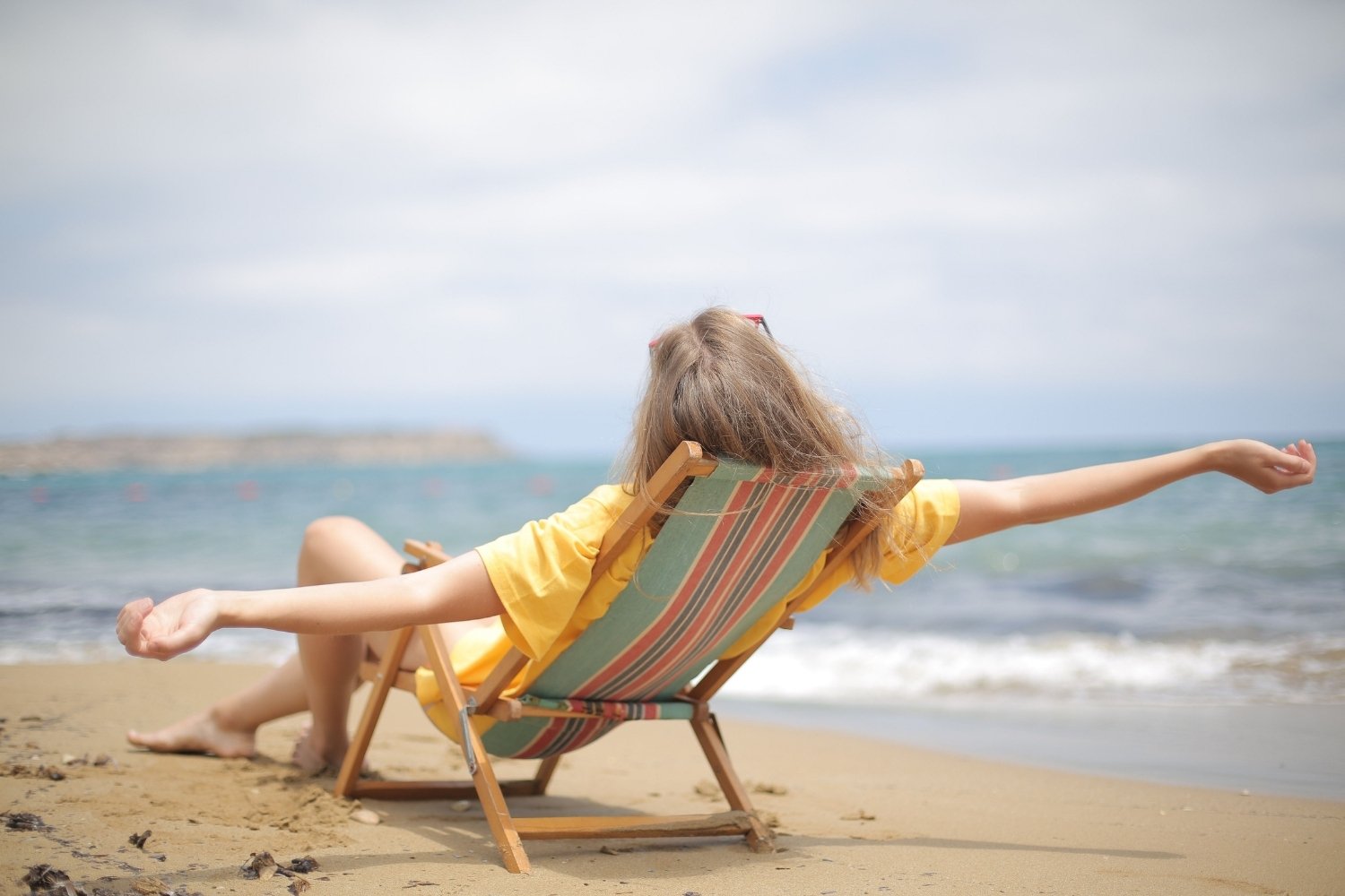 Freelancer die geniet van zomervakantie