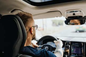 Man achter stuur
