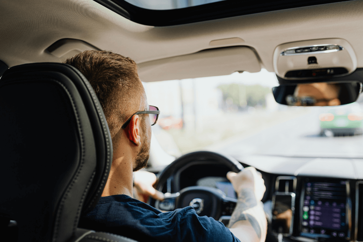 Man achter stuur auto