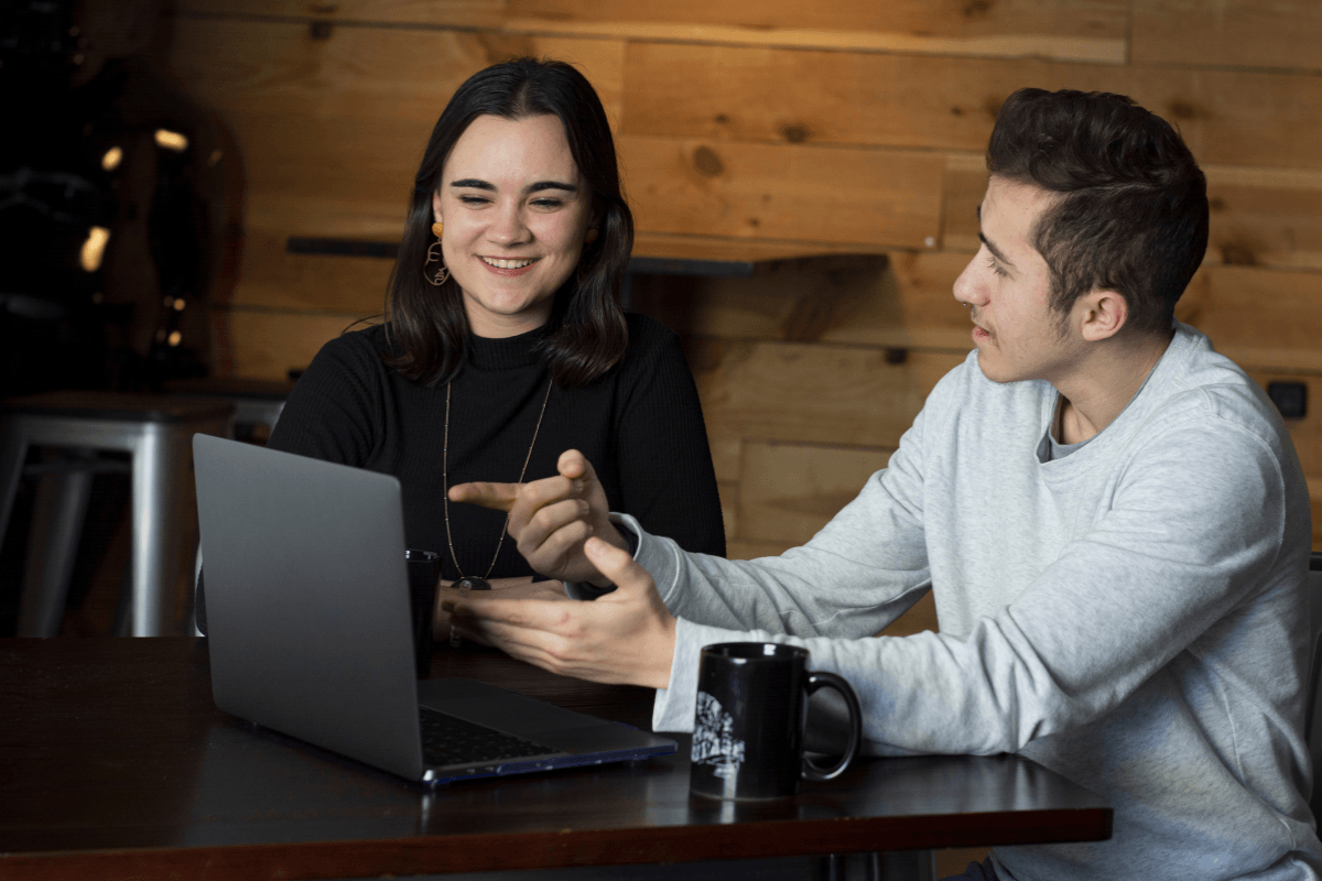 man en vrouw achter laptop