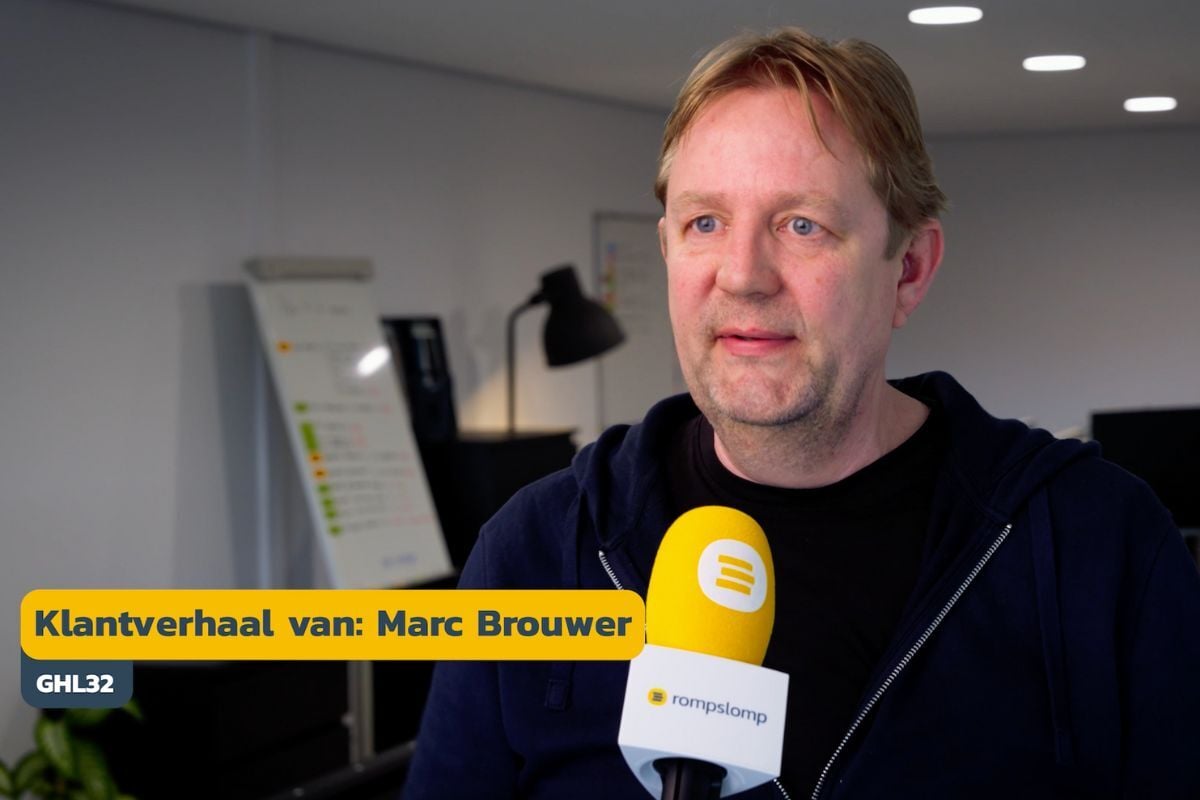 Marc Brouwer achter een gele Rompslomp microfoon