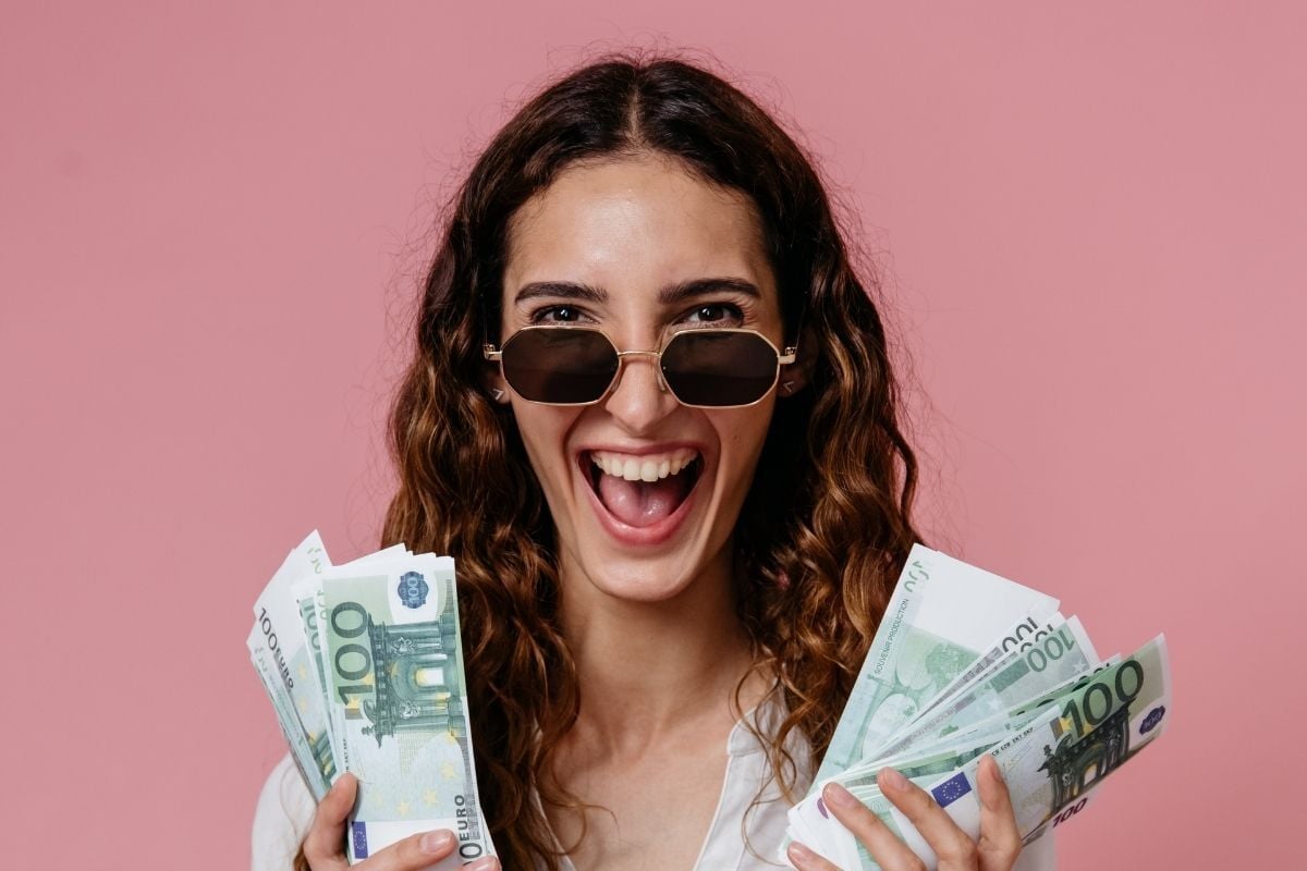 Onderneemster met zonnebril verdient weer geld na vakantie