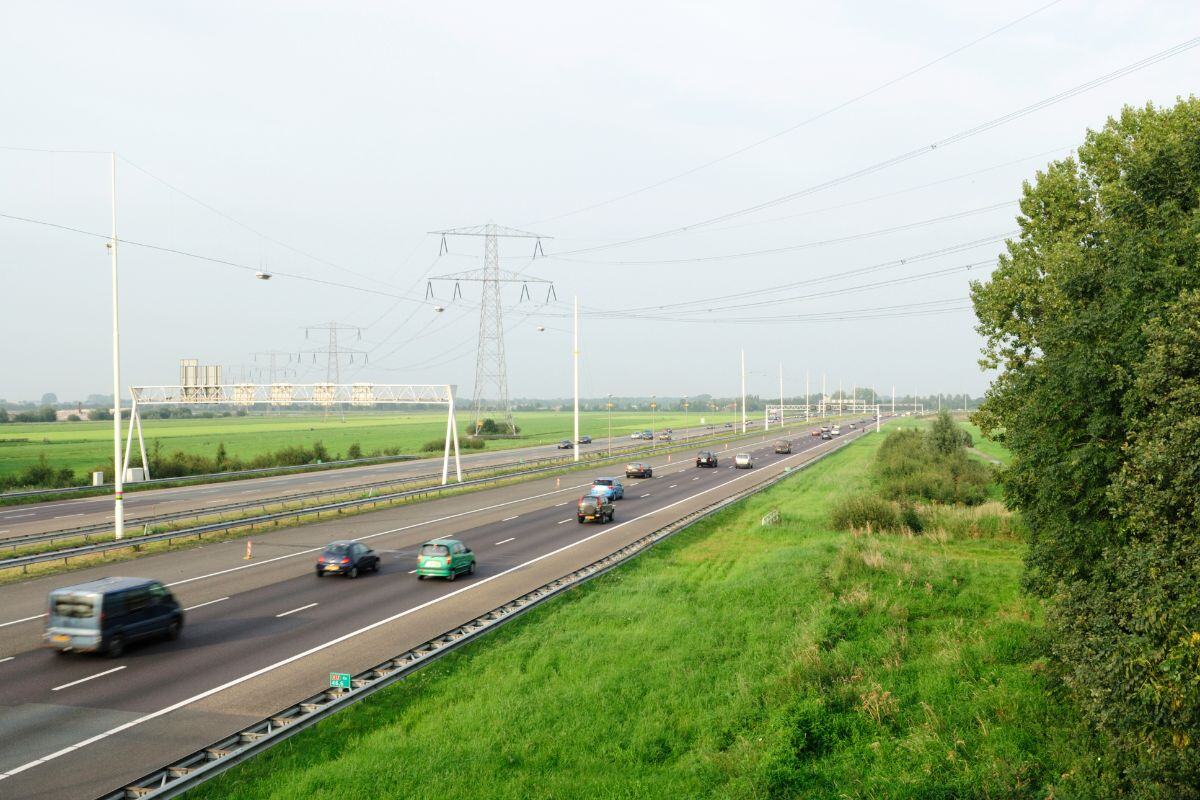 Een snelweg in Nederland waar auto's rijden