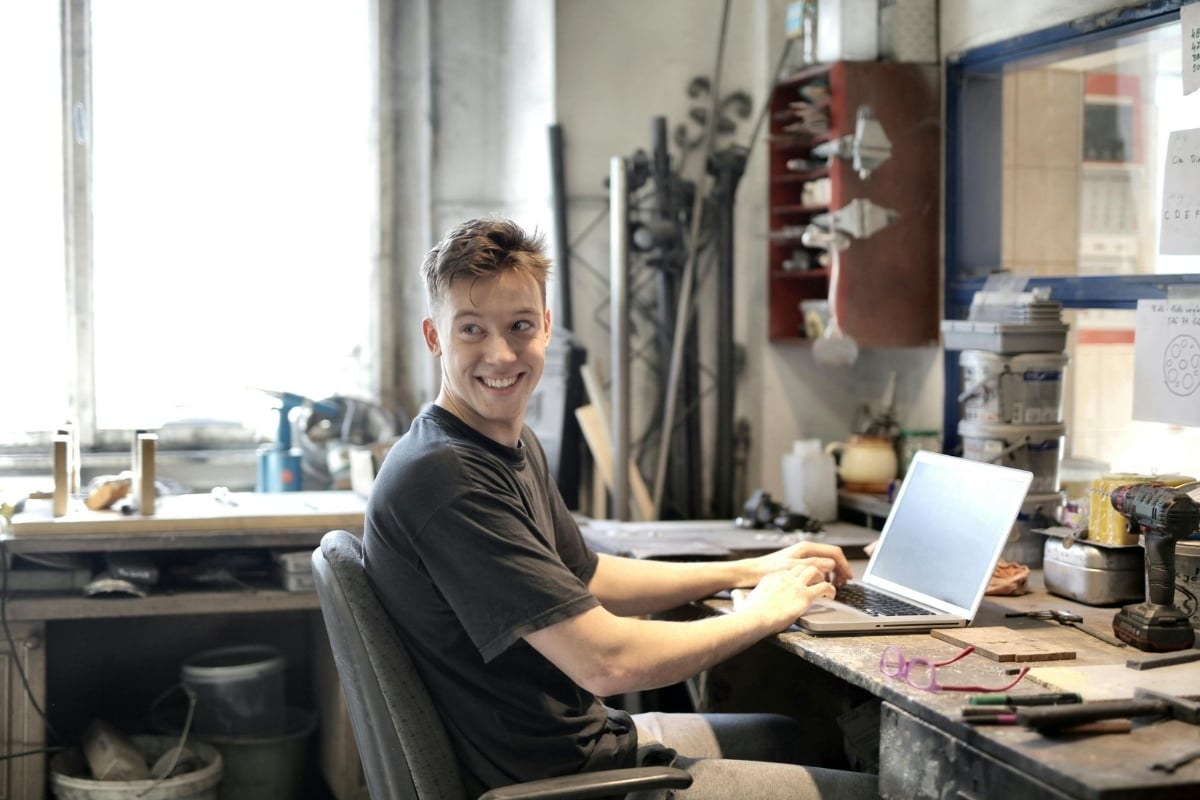 Freelance bouwvakker doet zijn administratie 