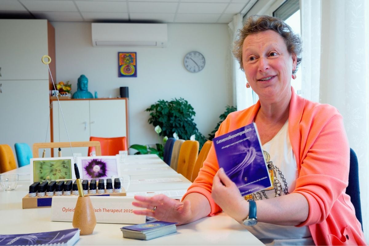 Esther met haar werkboek en kaartenset tijdens het interview