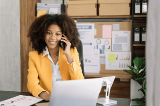 Vrouw met laptop op kantoor