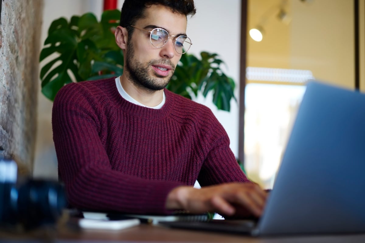 Zakelijke dienstverlener achter zijn laptop