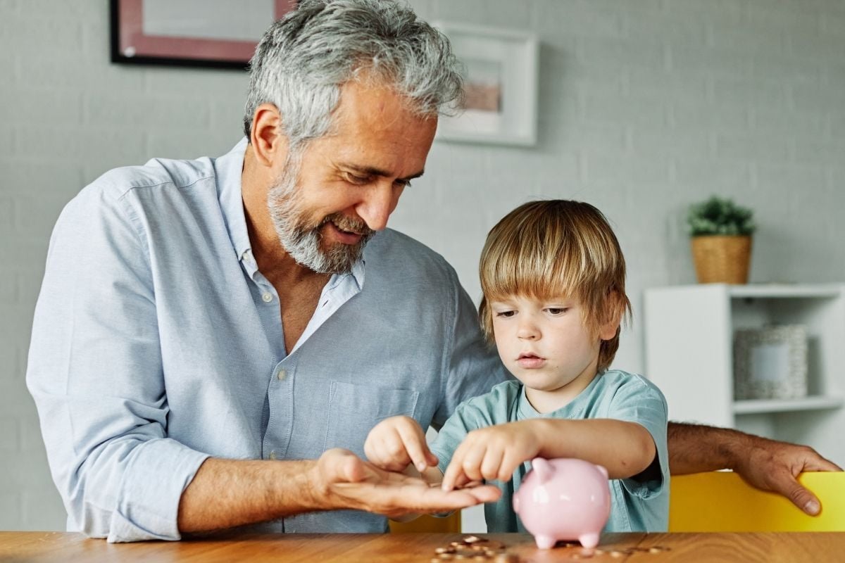 Gepensioneerde zzp'er telt spaargeld met kleinkind