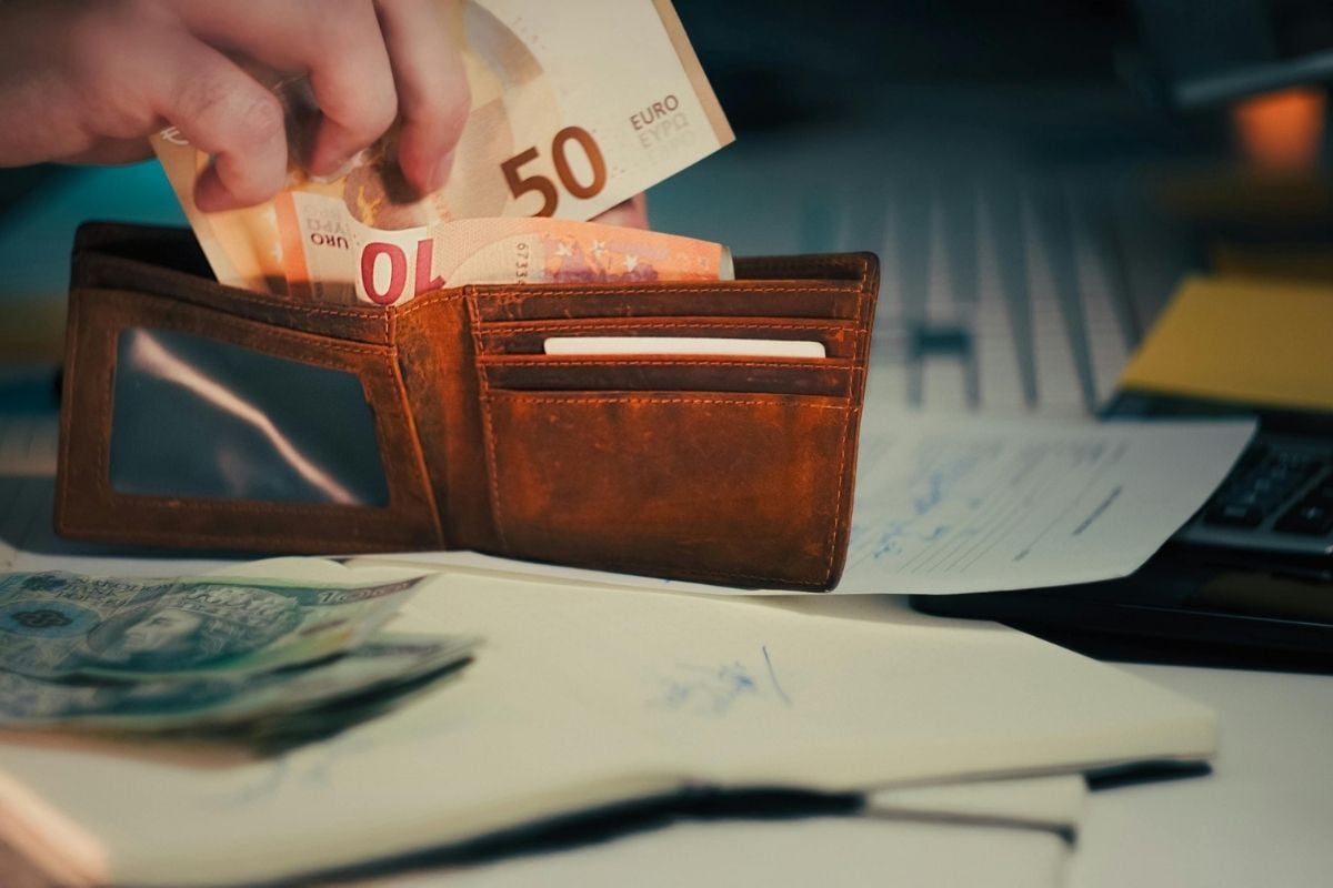 Portemonnee met geld laat zien wat een zzp'er te besteden heeft