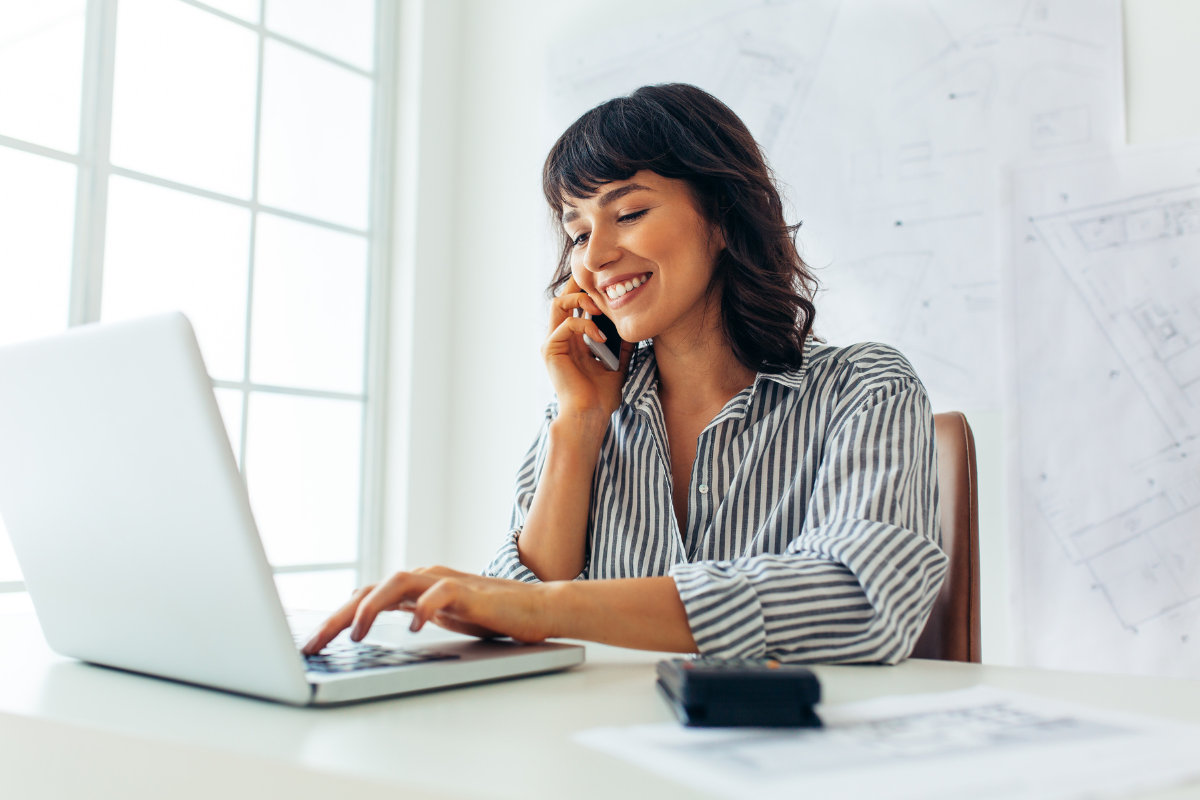 Vrouw achter bureau