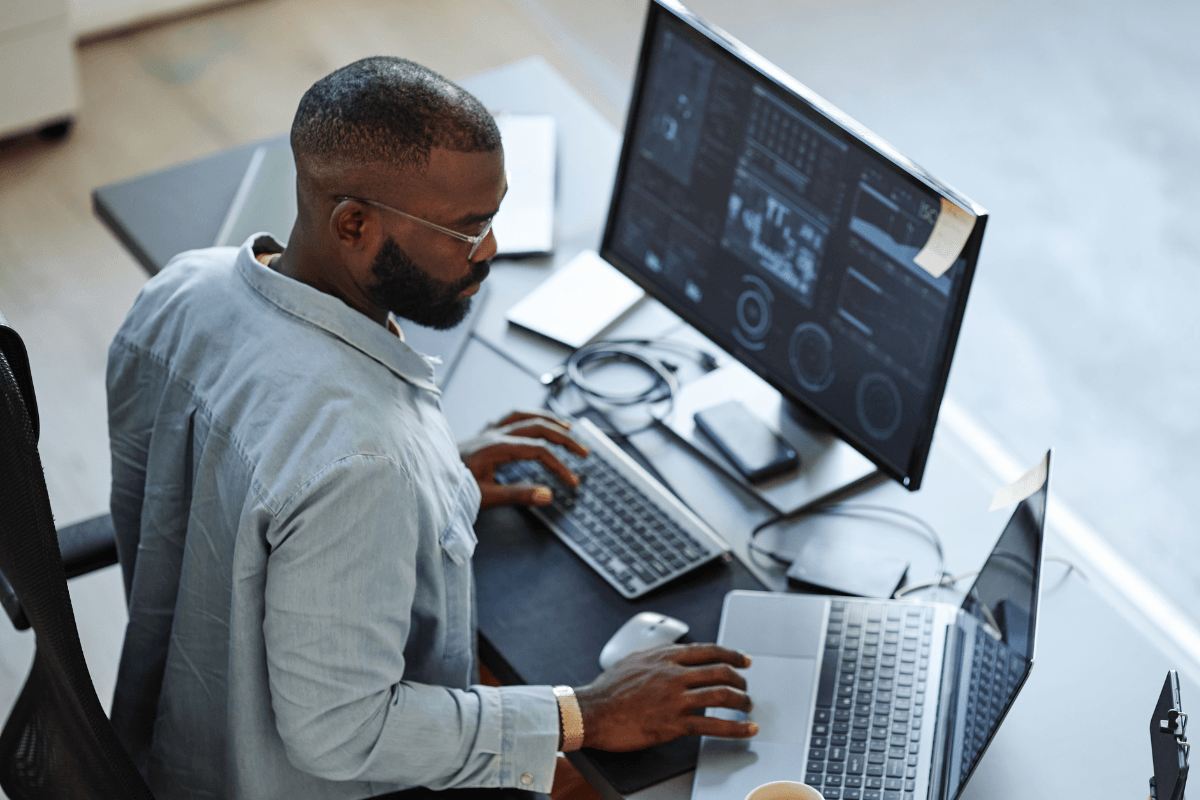 developer achter bureau