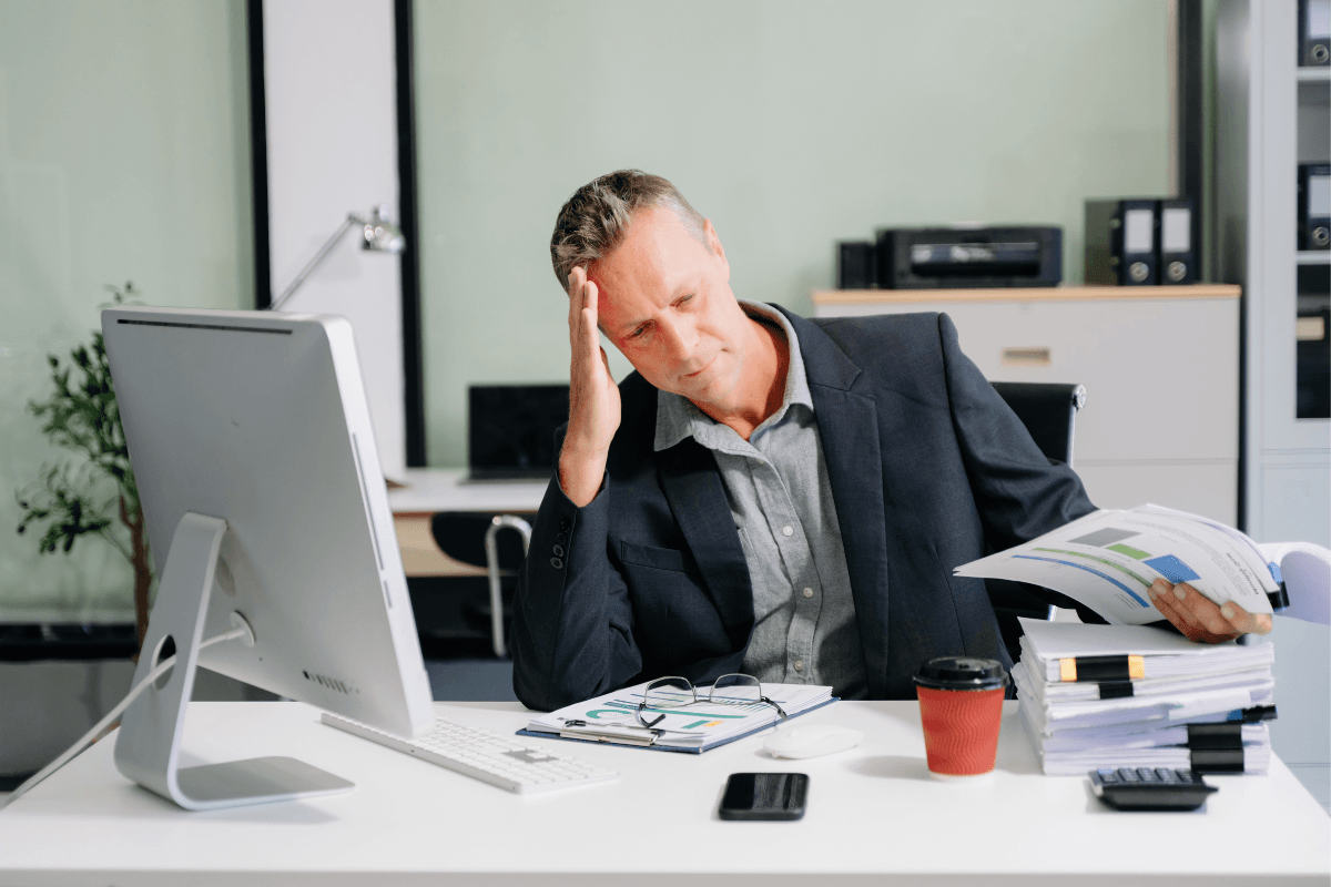 gestreste man achter bureau