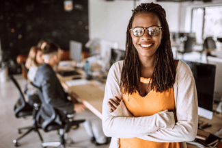 glimlachende vrouw op kantoor