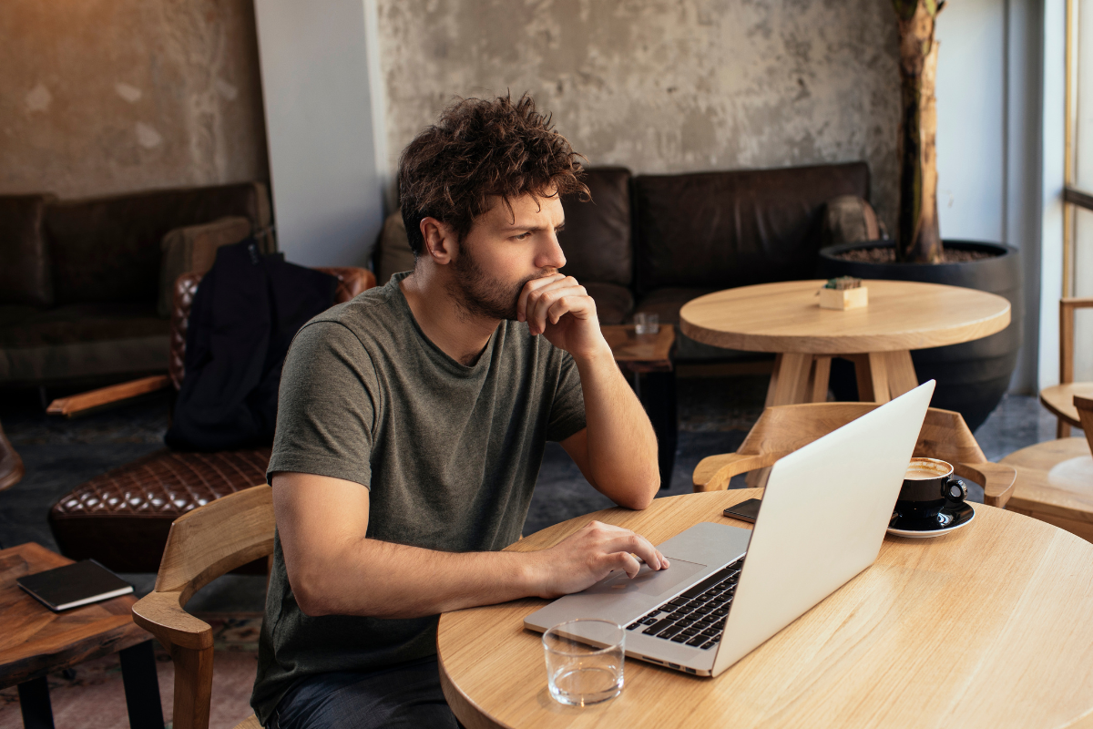 it'er met laptop in koffiezaak