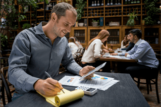 man doet boekhouding in kantine