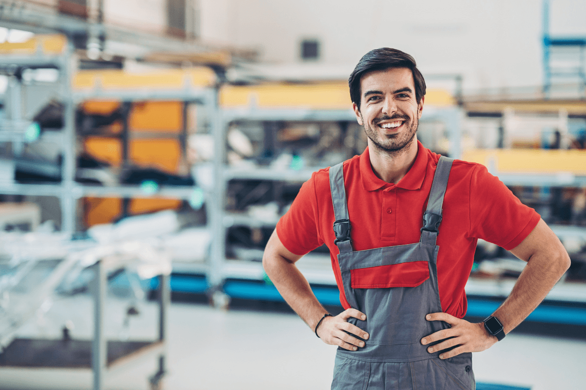 man in magazijn glimlachend