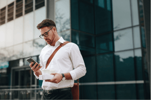 man met telefoon in stad