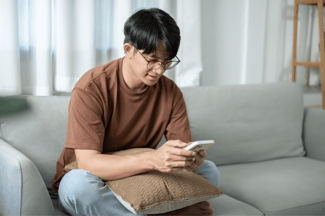 ondernemer met telefoon op bank