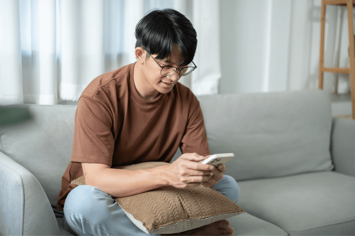 ondernemer met telefoon op bank