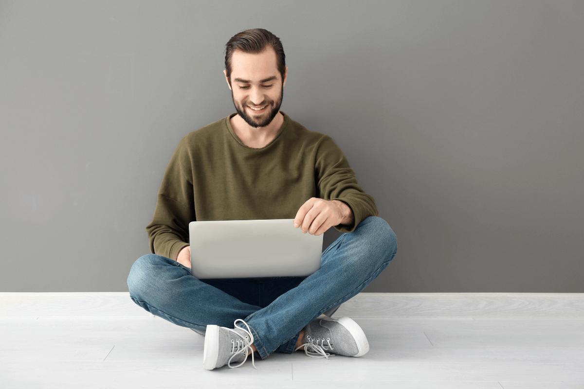 ondernemer met laptop op de vloer