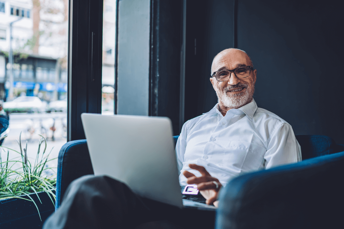 oudere ondernemer achter laptop