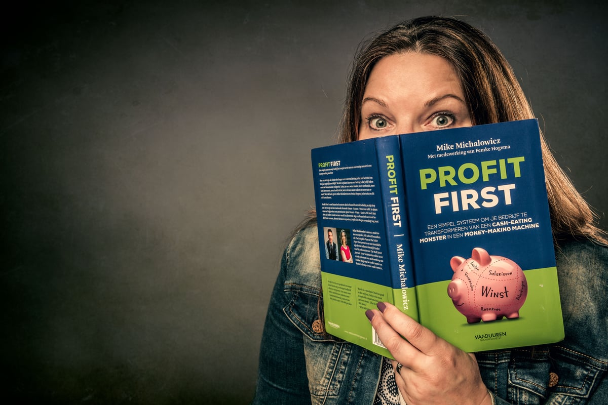 Esther van der Meer verscholen achter het Profit First boek