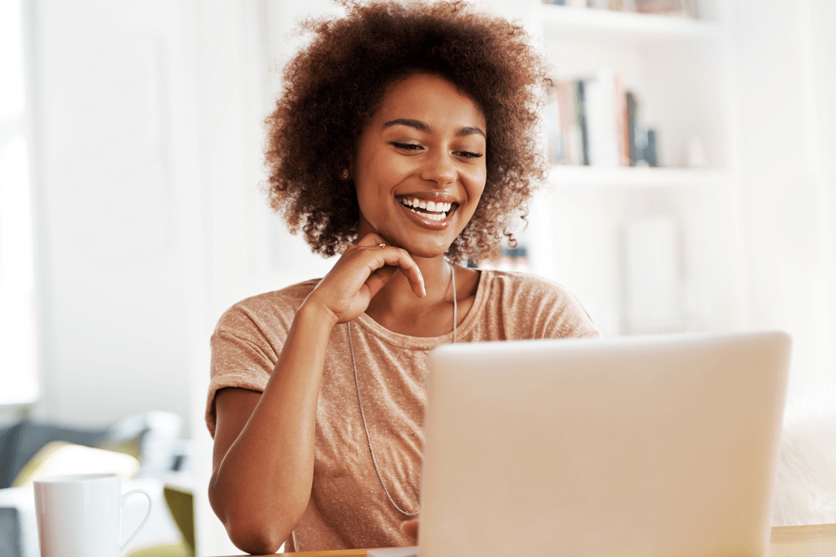 lachende vrouw achter laptop
