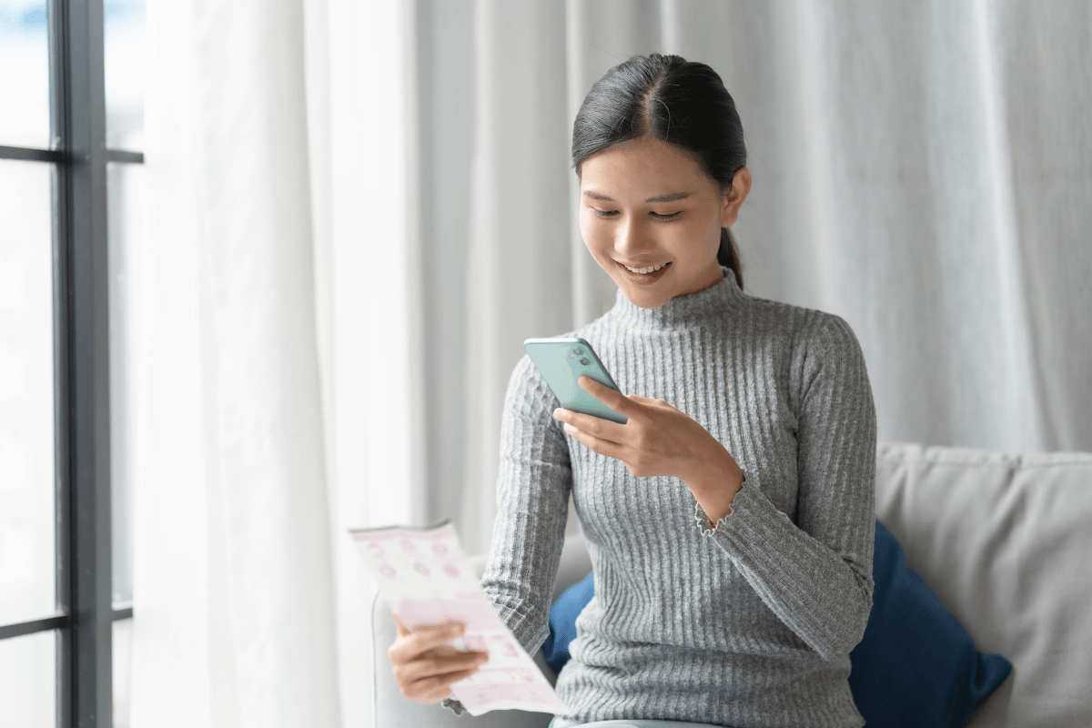 vrouw fotografeert bonnetje