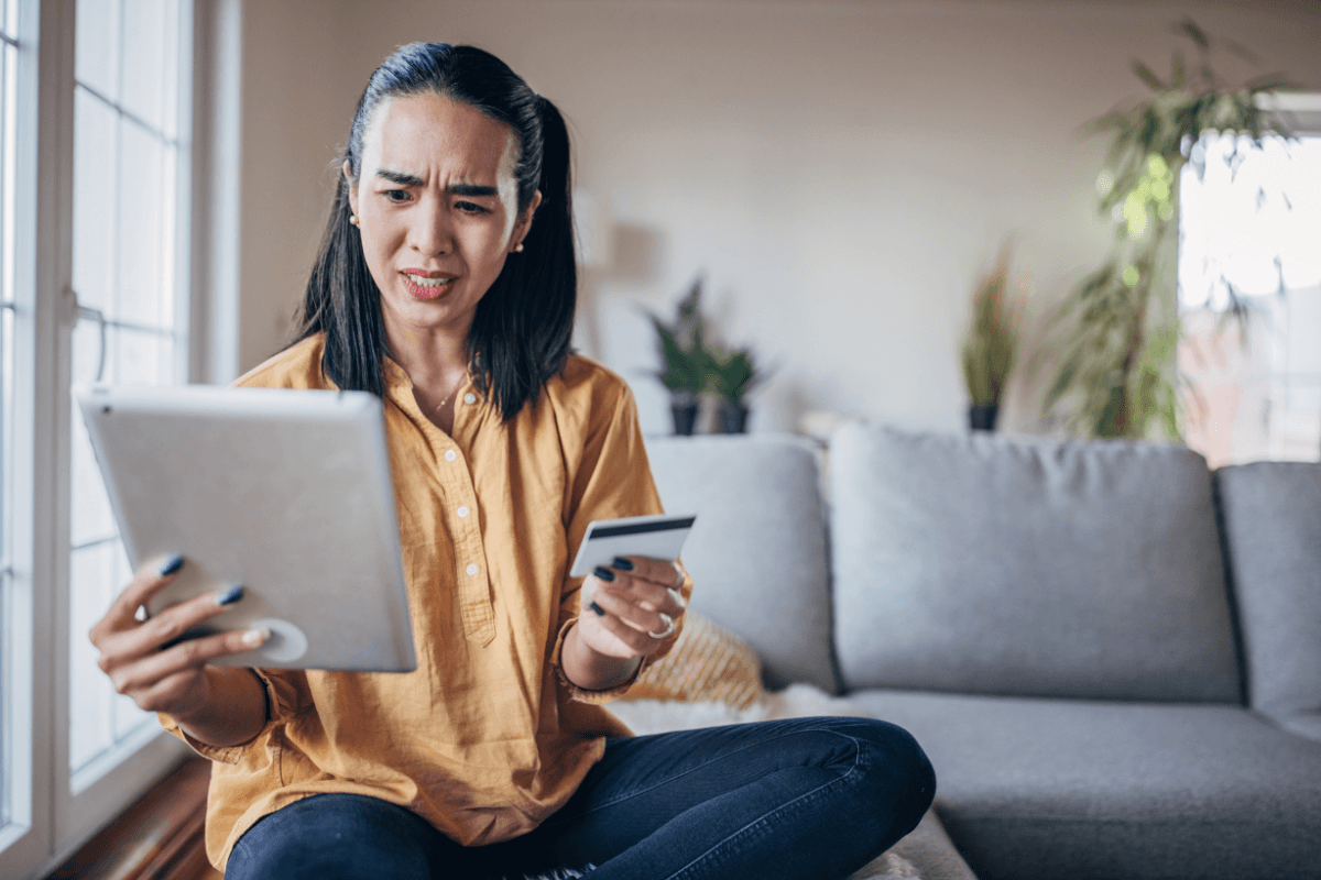vrouw met pas en tablet