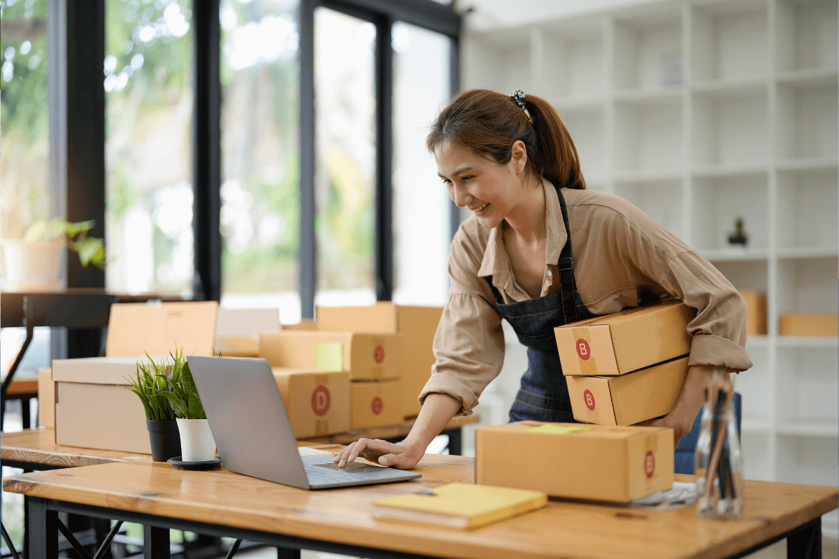 vrouw met webshop pakketjes