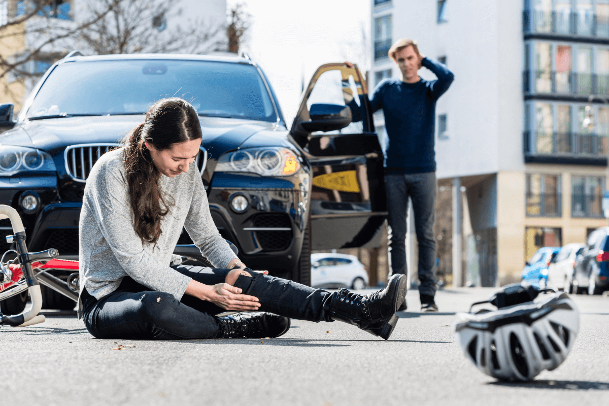 vrouw op fiets ongeluk