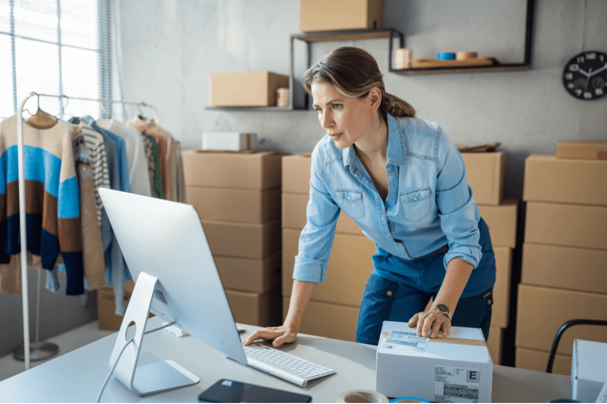 vrouw achter apple met pakketje webshop