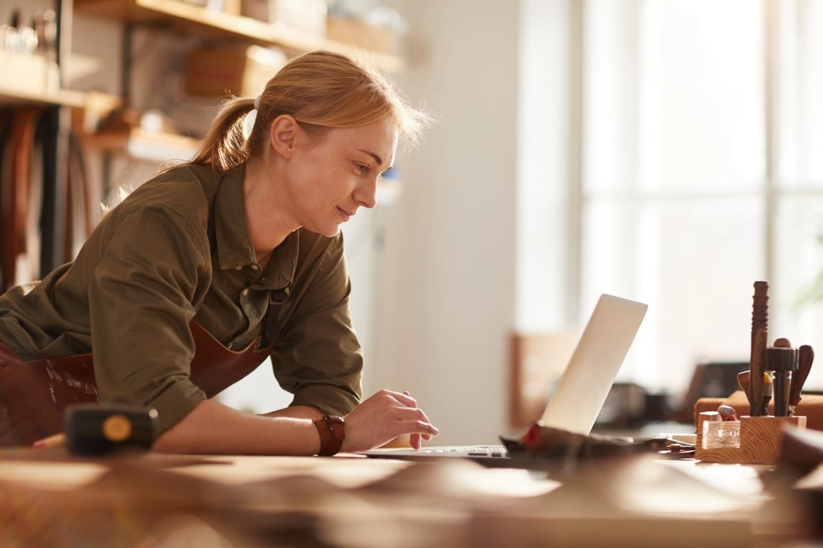 webshop eigenaar druk aan het werk achter een laptop